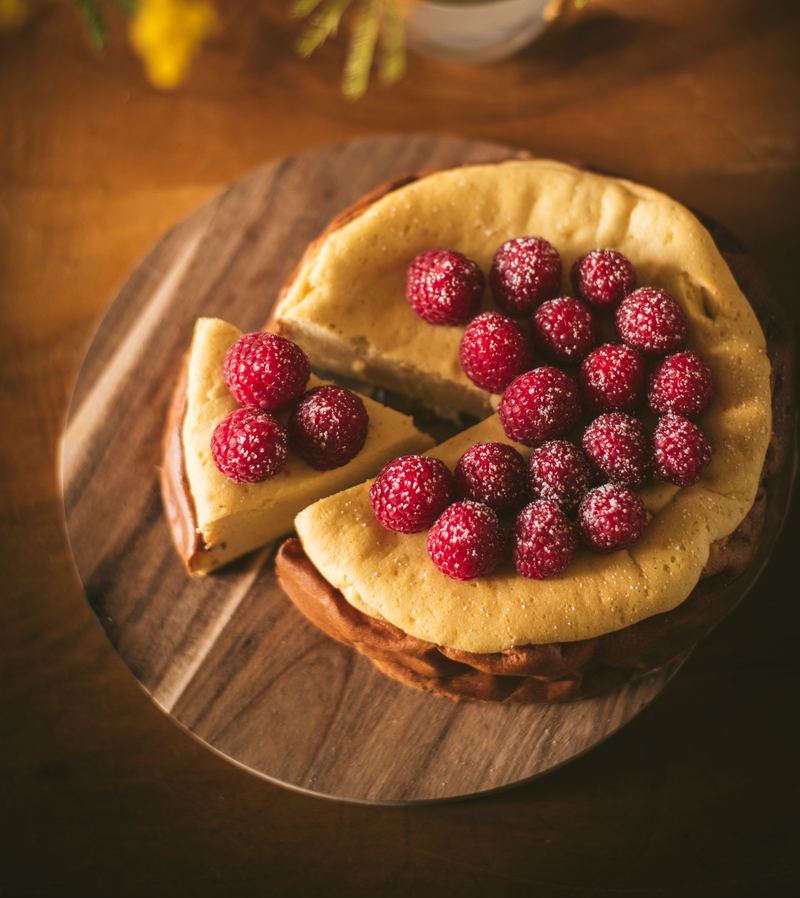 Käsekuchen mit frischen Himbeeren