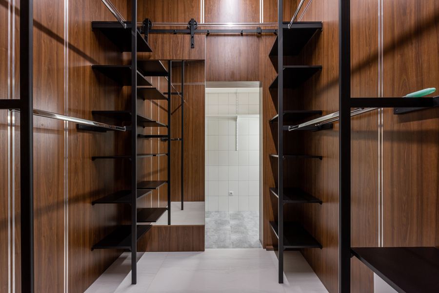 Begehbarer Kleiderschrank mit Nussbaum-Fronten